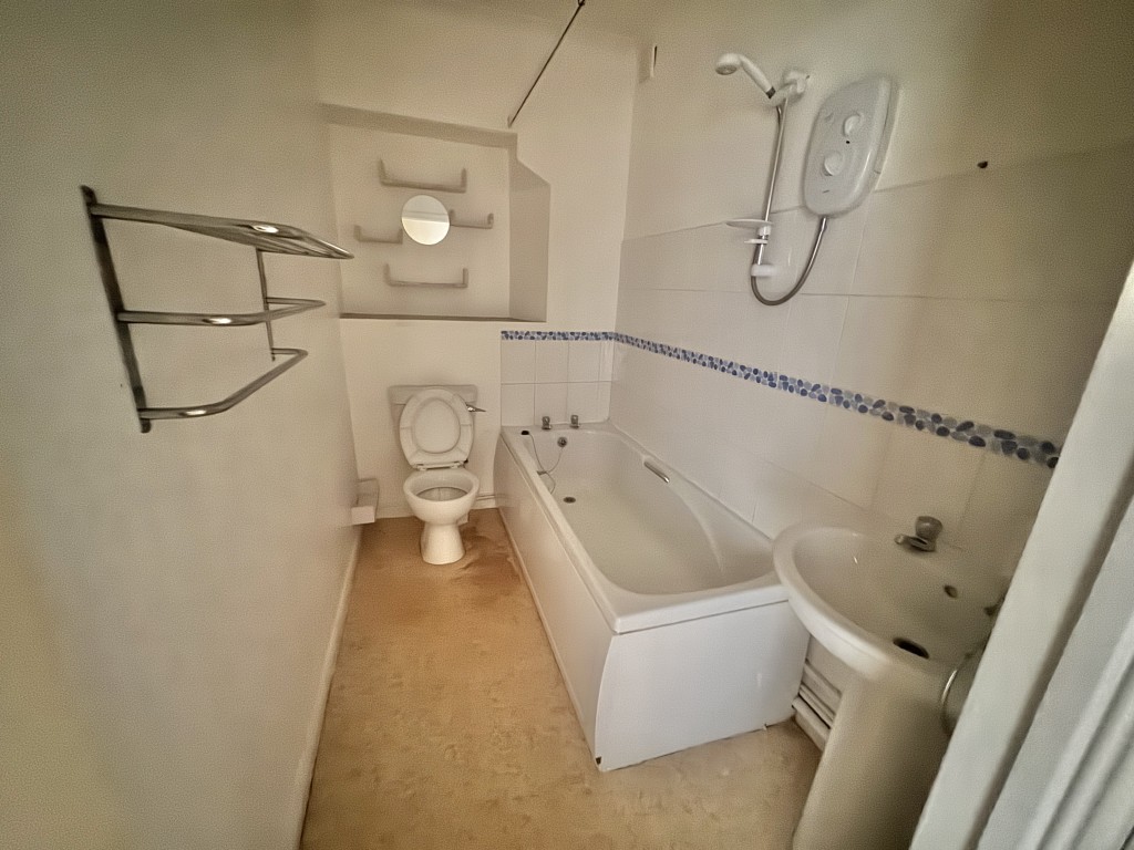 Lot: 184 - TOWN CENTRE FLAT FOR INVESTMENT OR OCCUPATION - Bathroom